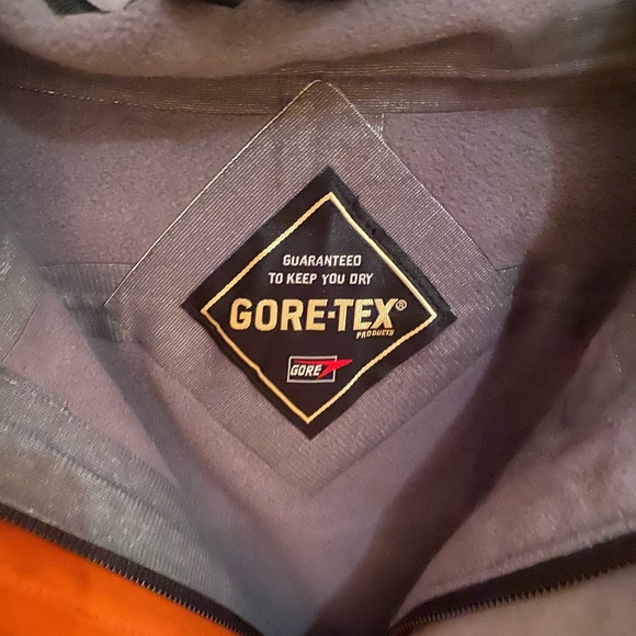 Men’s Gore-Tex softshell jacket. - Picture 3 of 4